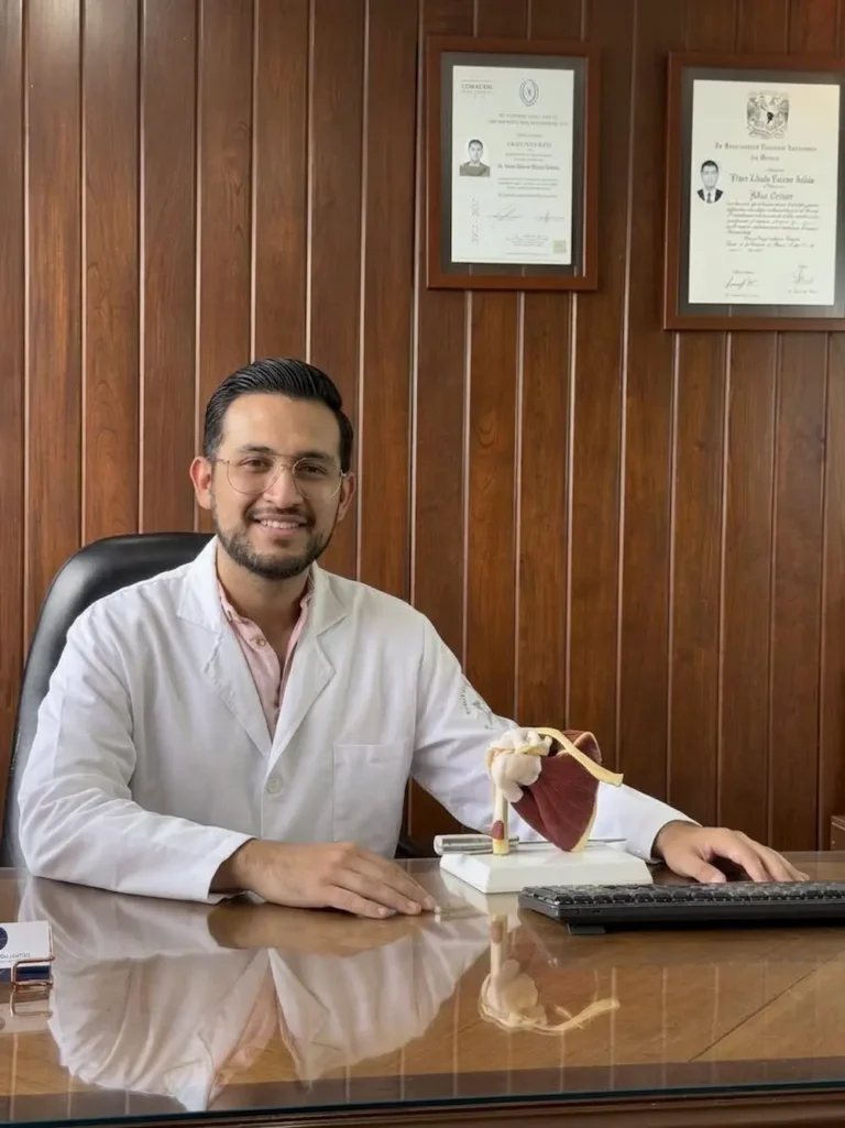 Dr. Franco Palacios en consulta de ortopedia en su consultorio de Roma Norte, CDMX